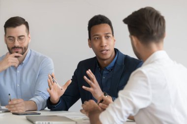 Afrika takım lideri ofiste yaptığı iş toplantısında konuşuyor