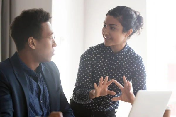 Colegas multiétnicos discuten temas relacionados con el trabajo en el lugar de trabajo — Foto de Stock