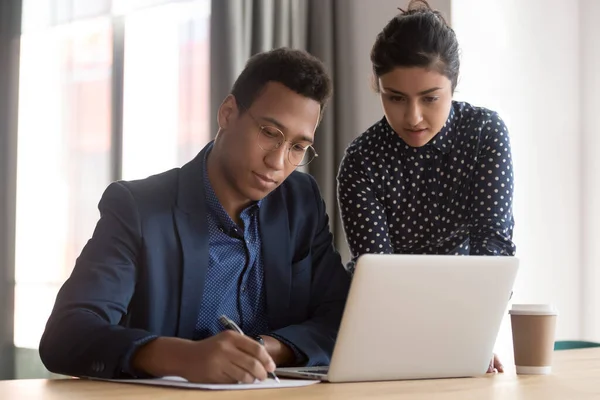 Secretaris gebracht voor ondertekening documenten voor ondertekening aan eigenaar van het bedrijf — Stockfoto