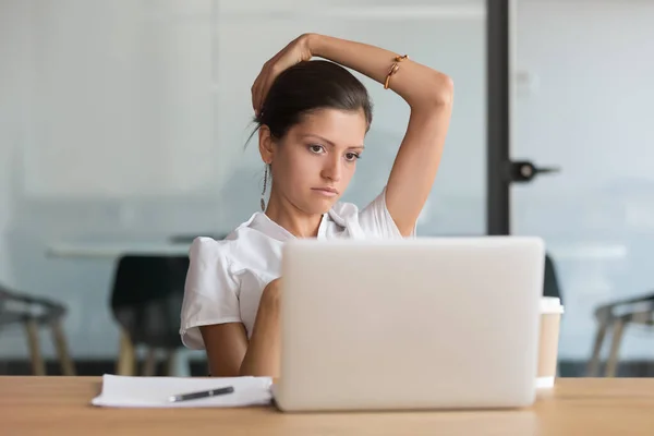 Mujer mirando la pantalla de PC pensar en la solución de problemas de búsqueda inspiración —  Fotos de Stock