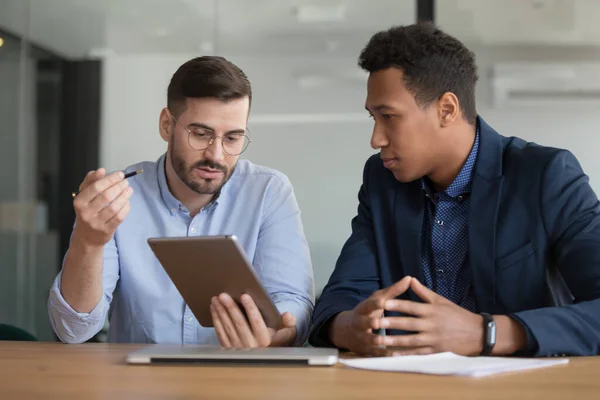 Diverse zakenmensen die werken aan opstartproject met behulp van elektronische tablet applicatie — Stockfoto