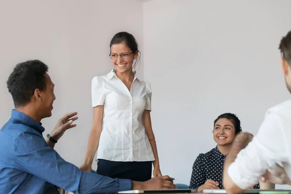 Alegre mujer presentadora interactuando con el personal de la empresa participantes —  Fotos de Stock