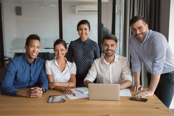 Succesvol team multi-etnische bedrijfsleden gefotografeerd in kantoor — Stockfoto