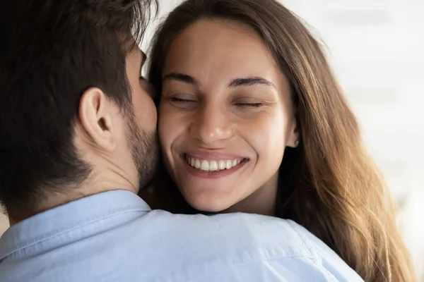 Affettuoso amorevole uomo coccolando moglie, sussurrando dolci parole in orecchio . — Foto Stock