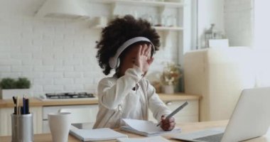 Şirin Afrikalı liseli kız evde online öğretmeniyle birlikte çalışıyor.