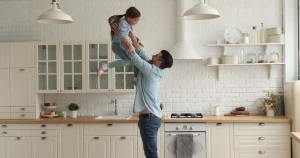 Amoroso papá divertirse con lindo niño hija en cocina — Vídeo de stock