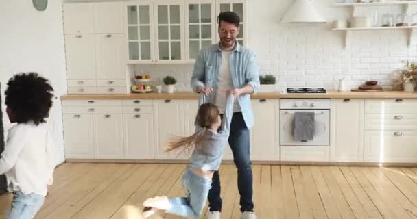 快乐可爱的爸爸在厨房里和混血儿玩耍 — 图库视频影像