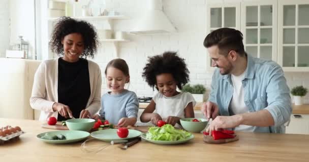 Fröhliche Mischlingsfamilie mit kochenden Kindern vor laufender Kamera — Stockvideo