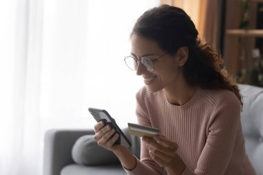 Mutlu bayan müşteri yemek, taksi ya da uçak bileti sipariş ediyor..