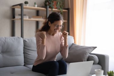 Mutlu mest edici kadın evet hareketi yapıyor, heyecanlanıyor..