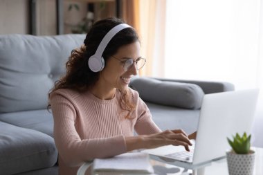 Gözlüklü, çevrimiçi kurslarda okuyan mutlu bin yıllık kadın öğrenci..