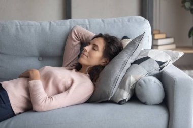 Sakin hoş bir milenyum kızı kanepede tek başına uyukluyor..