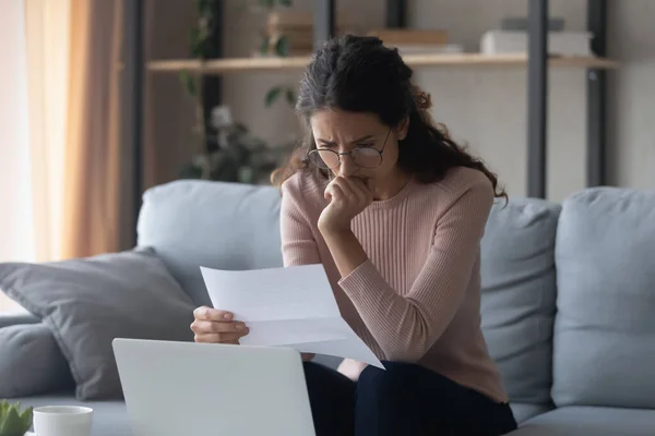 Nervöse frustrierte Dame liest schlechte Bankennachrichten. — Stockfoto