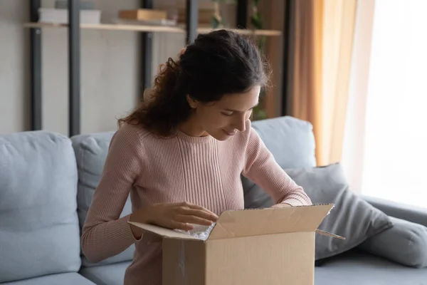 Happy Millnial kvinde unboxing parcel med ordre fra internet butik . - Stock-foto