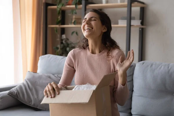 Positieve jonge millennial mooi meisje tevreden met snelle koerier levering. — Stockfoto