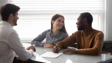 Başarılı çift, çeşitli erkek ve kadınlar sözleşme şartlarını tartışıyor.