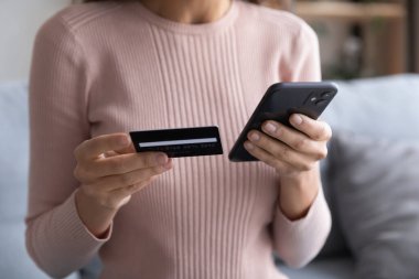 Akıllı telefonda e-bankacılık uygulaması kullanan kadın istemci.