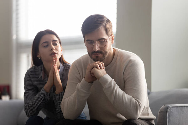 Привлекательная женщина извиняется перед мужем за измену
.