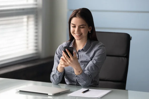 Happy businesswoman glad to good news message on smartphone. — Stock Photo, Image