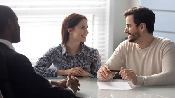 Young successful couple, man and woman discuss terms of contract. — Stock Photo, Image