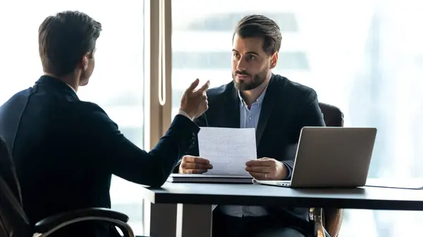 Gerente de hr atento escutando o candidato na entrevista de emprego — Fotografia de Stock