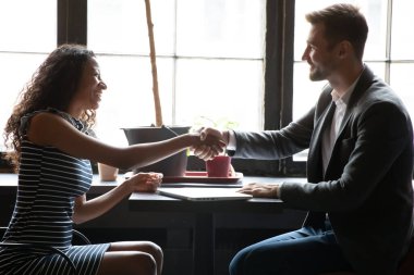 Çeşitli iş adamları el sıkışırken tanışırlar.