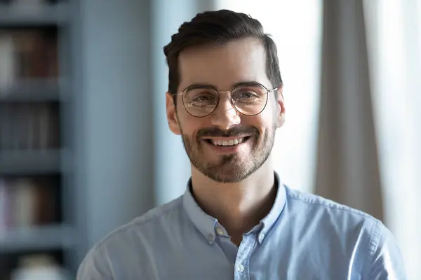 Retrato de la cabeza retrato sonriente empresario confiado con gafas —  Fotos de Stock