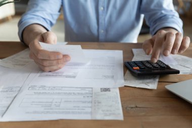 Faturaları kontrol et, makbuzu tut, hesap makinesi kullan.