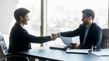 Gülümseyen tatmin olmuş insan kaynakları müdürü başarılı adayları sürekli sıkıyor.