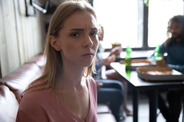 Stresli milenyum kızı dışlanmış Kafede tek başına oturuyor