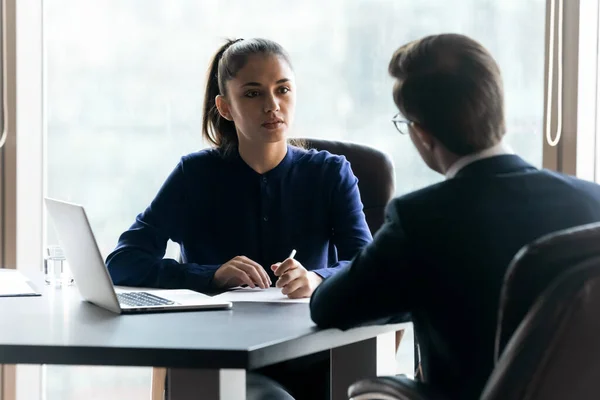 Confiada empresaria hr gerente escuchando a candidato en la entrevista — Foto de Stock