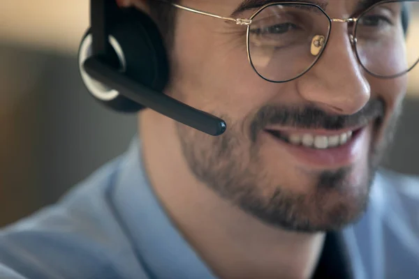 Close-up lachende vriendelijke man met hoofdtelefoon en microfoon — Stockfoto