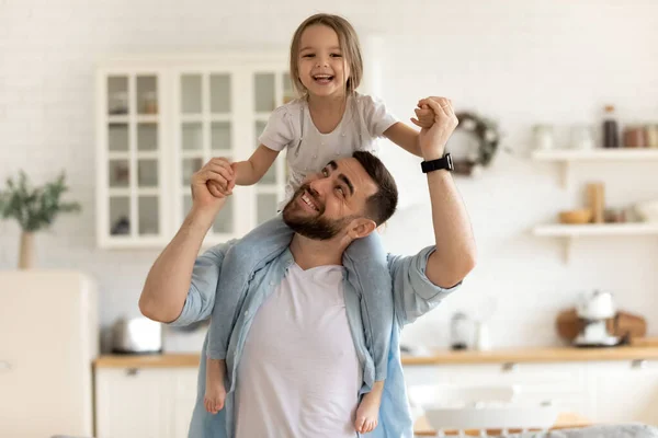 Alegre pai carregando no pescoço feliz pequena filha . — Fotografia de Stock