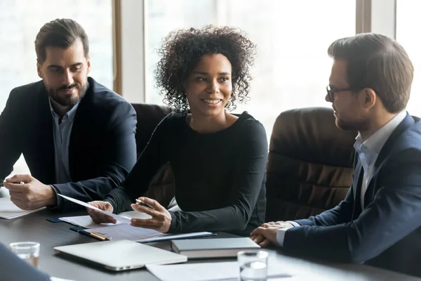 Посмішка афроамериканська бізнесменка говорить на корпоративному зібранні. — стокове фото