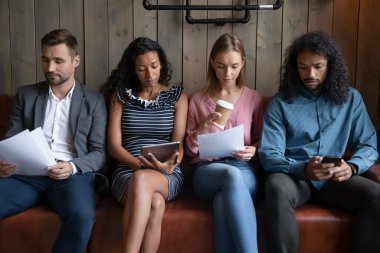 Çok ırklı gençler iş görüşmesi için sırada bekliyorlar