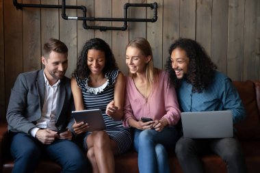 Mutlu gençler kafelerde modern aletler kullanarak eğleniyorlar.