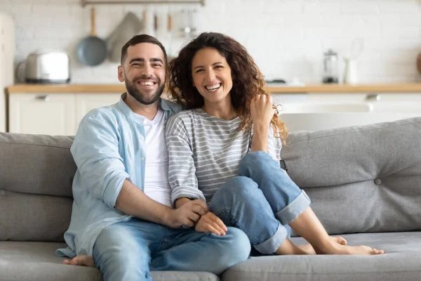 Glückliches Familienpaar genießt das gemeinsame Urlaubswochenende zu Hause. — Stockfoto