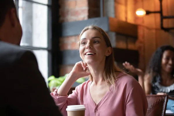 Glückliche junge Frau trifft sich zum Kaffee-Date mit männlichem Freund — Stockfoto