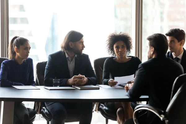 Confiado Afro-Americano hr manager haciendo preguntas a candidato —  Fotos de Stock