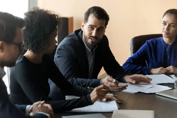 Diverse Geschäftsleute verhandeln im Sitzungssaal, diskutieren Projektplan — Stockfoto