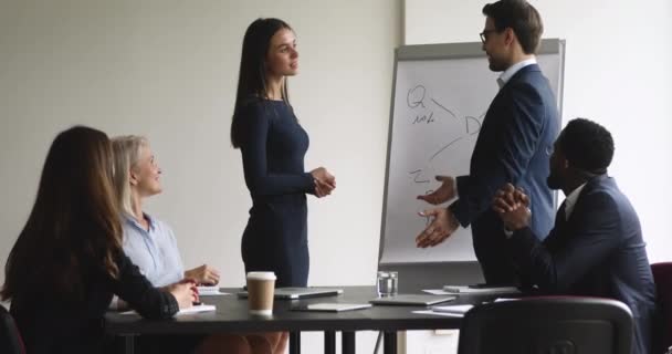 Šťastný vedoucí mužského týmu chválí motivující mladé zaměstnankyně. — Stock video