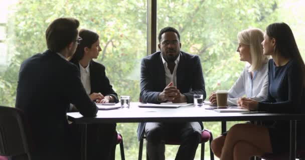 Sérieux chef d'équipe afro-américain en lunettes tenant une réunion d'affaires . — Video