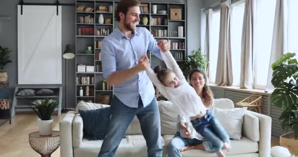 Счастливый папа поднимает симпатичную дочь весело на семейных выходных — стоковое видео