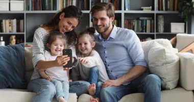 Neşeli çocuklar öğrenmeyi sever. Ebeveyn kontrollü akıllı telefon kullanırlar.