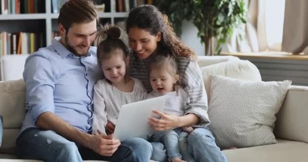 Söta små barn lär sig att använda laptop sitta i föräldrarnas knä — Stockvideo