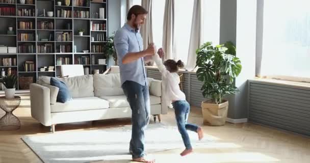 Ευτυχισμένος μπαμπάς παίζει με την κόρη διασκεδάζοντας στο σαλόνι — Αρχείο Βίντεο