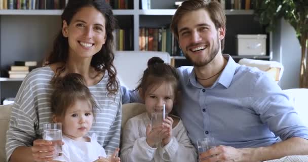 Padres de familia felices y sanos con niños bebiendo agua juntos — Vídeo de stock