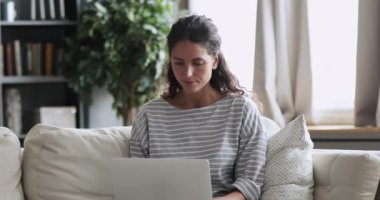 Evdeki bilgisayardan online teklif kazanan heyecanlı genç bayan
