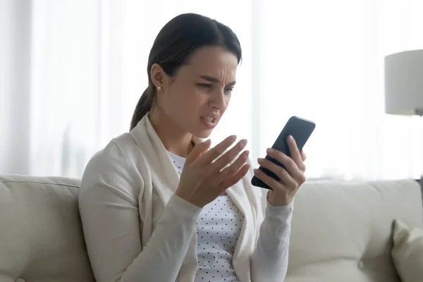 Нещасна молода жінка розчарована проблемою мобільного телефону — стокове фото
