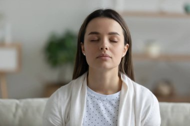 Milenyum kızı evdeki kanepede uzan ve hayal kur.